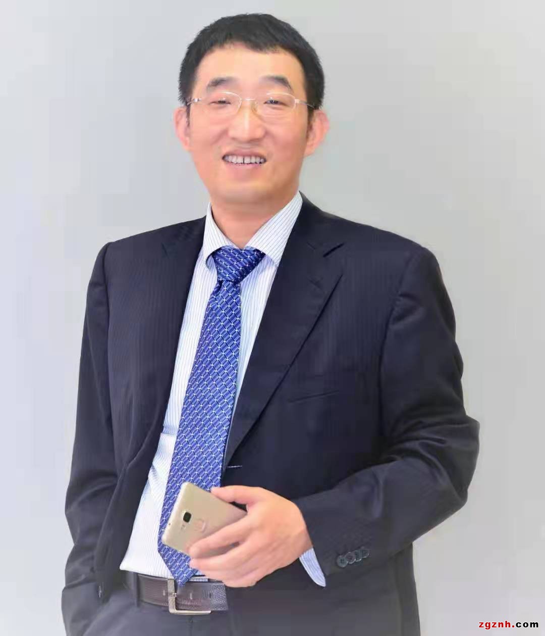 李剛，華為公司原副總裁，1996年加入華為，是公司早期創(chuàng)業(yè)、研發(fā)、拓展市場(chǎng)的功臣，2020年從華為功成身退。對(duì)企業(yè)戰(zhàn)略、文化、人力資源、產(chǎn)品研發(fā)，市場(chǎng)營(yíng)銷，技術(shù)服務(wù)、質(zhì)量與運(yùn)營(yíng)等方面有豐富的實(shí)戰(zhàn)經(jīng)驗(yàn)。華為管理體系貢獻(xiàn)最高榮譽(yù)獎(jiǎng)“藍(lán)血十杰”獲得者，華為大學(xué)“金牌講師”。